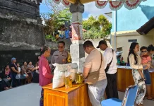 Bhabinkamtibmas Desa Batukandik Kawal Penyaluran Bantuan Pangan kepada Warga