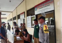 Babinsa Gelgel Kawal Penyaluran Bantuan Pangan Warga
