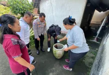 Bhabinkamtibmas Desa Bungbungan bersama Tim Kesehatan Laksanakan PSN Cegah DBD