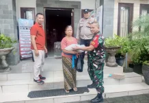 Babinsa Kediri Kawal Penyaluran Bantuan Pangan Pastikan Bantuan Tepat Sasaran