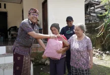 Bupati Karangasem Salurkan Sembako untuk Warga Rendang