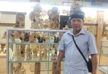 Patung Berbahan Kayu Cendana Menjadi Incaran Pengunjung IKM