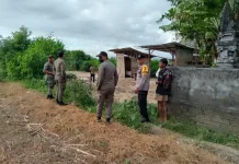 Bhabinkamtibmas Desa Tojan bersama Aparat Tinjau Lokasi Penjemuran Bulu Ayam