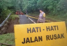 Bhabinkamtibmas Desa Getakan bersama BPBD Atensi Jalan Longsor
