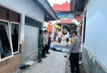 Personel Polsek Nusa Penida Amankan Salat Iduladha di Masjid Al Imron