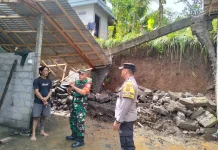 Hujan Deras Picu Longsor Rental Garase Warga Bakas