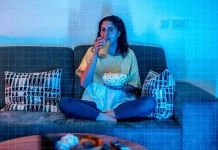 Mengapa Anak Muda Sering Midnight Snacking? Ini Faktor Penyebabnya