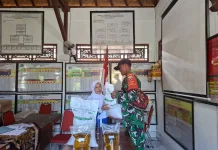 Babinsa Semarapura Kangin Kawal Penyaluran Bantuan Pangan
