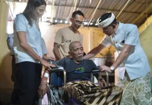 Wujud Kepedulian Sosial, Bupati Klungkung Serahkan Bantuan Kursi Roda untuk Warga