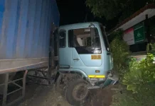 Kontainer Oleng, Dua Truk Besar Tabrakan di Jembrana