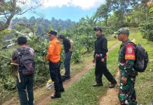 Babinsa Karyasari bersama Basarnas Evakuasi Tiga Pendaki Gunung Batukaru