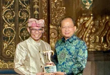 Gubernur Koster Raih Tribun Bali Award atas Tata Kelola Ekonomi Terbaik
