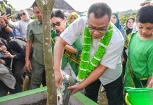Menteri Jumhur Tinjau Pengolahan Sampah Jadi Media Tanam