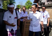Pemkab Klungkung Serahkan Bantuan Kursi Roda dan Sembako kepada Lansia