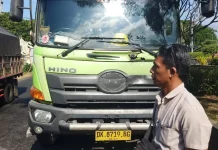 Penumpang Motor Tewas Terlindas Tronton di Gilimanuk