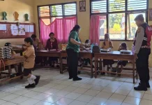 Polisi Kawal Distribusi Makanan Bergizi Gratis untuk Pelajar dan Kelompok Rentan
