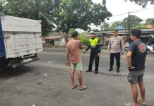 Tabrak Truk Parkir, Pemotor Cedera Kepala