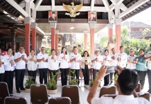 Ketua TP Posyandu Gianyar Serahkan 8.700 Bibit Tanaman untuk Desa Peserta Lomba
