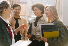 Pentingnya Mendengar untuk Menciptakan Komunikasi yang Efektif