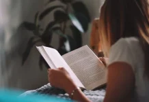 Kenapa Buku Fisik Kembali Digemari di tengah Zaman Serba Digital?