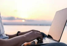 Masyarakat Indonesia Habiskan Empat hingga Enam Jam Ber-Internet