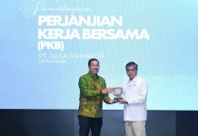 Menaker Hadiri Penandatanganan PKB Jasa Raharja bersama SPJR