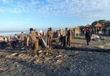 Sinergi  TNI-POLRI Jaga Kelestarian Pesisir Bakti Sosial Bersih Pantai