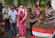 Polres Gianyar Gelar Upacara Ziarah Rombongan Peringati Hari Bhayangkara ke-80