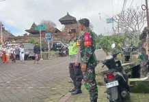 Babinsa Jatiluwih Kawal Piodalan, Kolaborasi Tiga Pilar Jaga Kondusivitas Desa