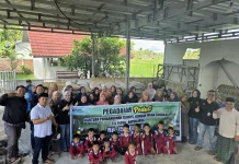 Pegadaian Praya Salurkan Bantuan Pembangunan Kelas dan Edukasi Investasi Emas