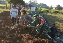 Wujud Kemanunggalan TNI, Babinsa Koramil Penebel Membuat Tanggul Setra Sigaran