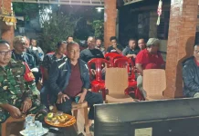 Kemanunggalan TNI-Rakyat, Babinsa Gubug Berbaur Nobar Laga Seru Piala Dunia