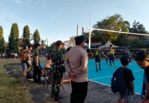 Babinsa Kawal Pordes Sekartaji Demi Kelancaran Pertandingan Bola Voli