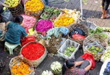 Tradisi Mebanten Harian Menjadi Roda Penggerak Ribuan UMKM di Bali