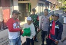 Babinsa Penebel Gotong Royong Bakti Sosial Salurkan Sembako bagi Difabel