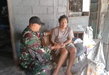 Babinsa Akah Serahkan Tali Kasih untuk Warga Binaan Lumpuh