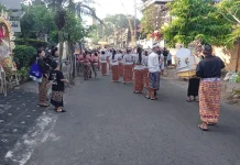 Sinergi TNI-Polri dan Pecalang Amankan Arus Lalu Lintas Upacara Ngaben di Tabanan