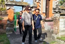 Gowes dari Iran, Arezoo Eskandari Sambangi Puri Negara Jembrana