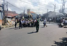 Pengabenan Warga Paksebali Dikawal Babinsa Berjalan Aman Lancar