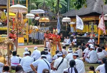 Bhakti Penganyar Pemkab Klungkung di Pura Mandhara Giri Lumajang