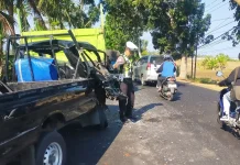 Pikap Ringsek Tabrak Truk Hino di Mendoyo, Dua Orang Luka-luka