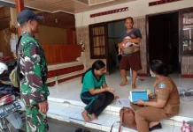 Babinsa Dampingi Pemeriksaan Kesehatan Balita Door to Door Klungkung