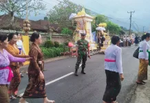 Babinsa Jegu Laksanakan Pengamanan Terpadu Upacara Ngaben