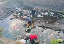 Sisir Sampah Liar, Dinas LH-Perkim Bersihkan Sungai di Jembrana