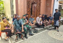 Babinsa Belumbang Pererat Kemanunggalan TNI dengan Kepedulian Kedukaan Warga