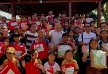 Kembang - Ipat Salurkan Ratusan Seragam bagi Siswa Kurang Mampu di Jembrana