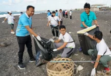 PLN UP2D Bali Gelar Aksi Bersih Pantai Lembeng