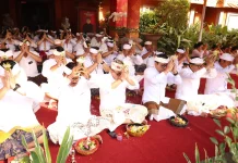 Jaya Negara dan Arya Wibawa Pimpin Persembahyangan Pujawali di Pura Praja Natha