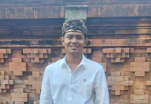 Mahasiswa Warmadewa Ikuti Persembahyangan di Pura Jagatnatha
