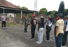 Personel Koramil Pupuan Tempa Generasi Muda Sambut HUT RI ke-81